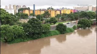 Rio Tietê transborda e ocupa marginais em São Paulo [upl. by Anastas]